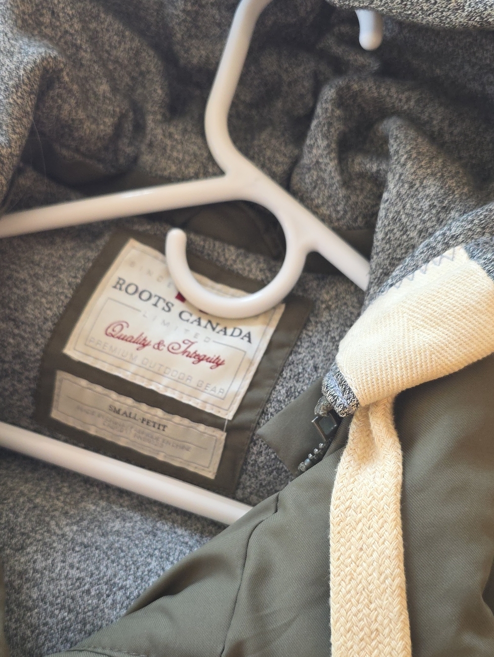 ROOTS goose down puffer vest! S - Picture 3 of 10
